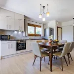 Ilka - Stylish Near Port