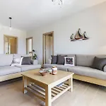 Ilka - Stylish Near Port *